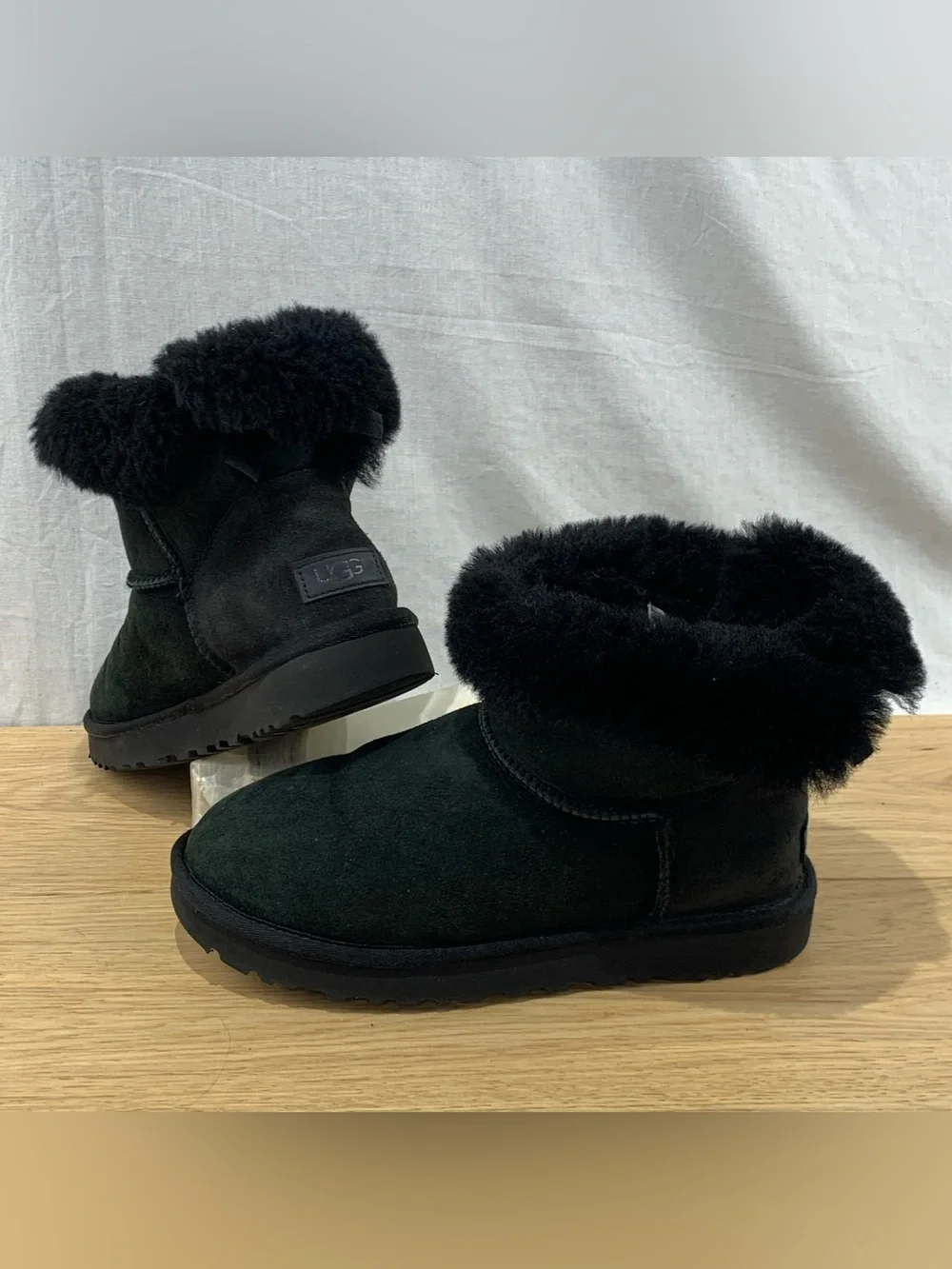 UGG Bailey Button Women’s Size 8 Black Suede Shearling Boots